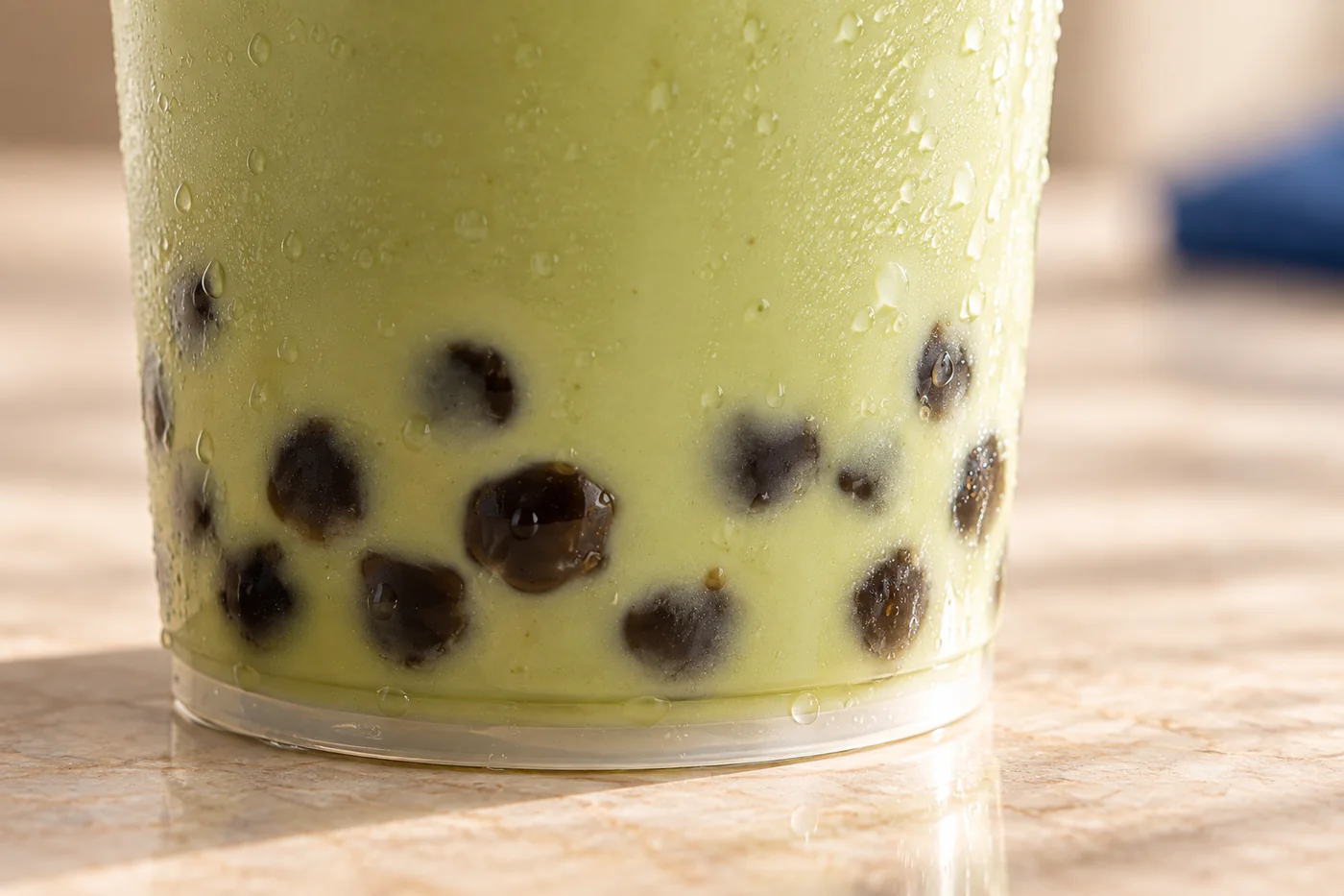 Matcha latte de Chashier con perlas de tapioca, visto de cerca.