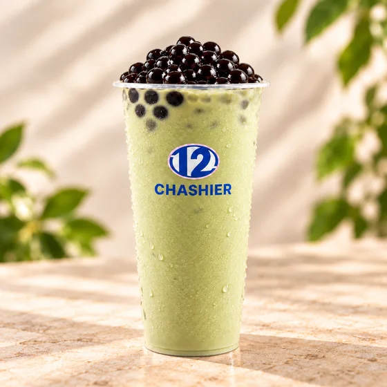 Matcha latte con perlas de tapioca recién montado sobre el mostrador.