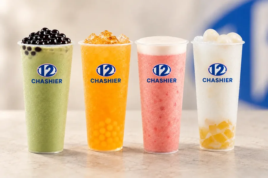 Cuatro bubble teas de Chashier alineados: matcha, melocotón, fresa y coco.