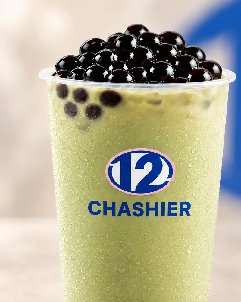 Perlas de tapioca negras sobre un matcha latte de Chashier, vistas de cerca.