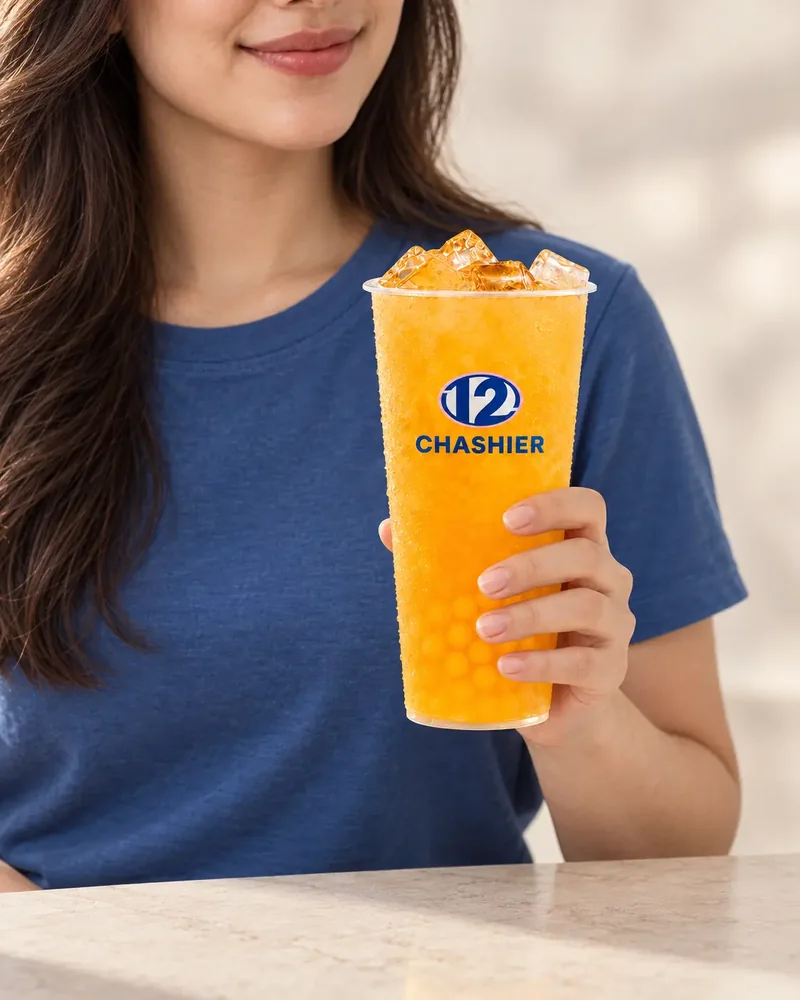 Una persona sostiene su bubble tea de melocotón de Chashier en una pausa.
