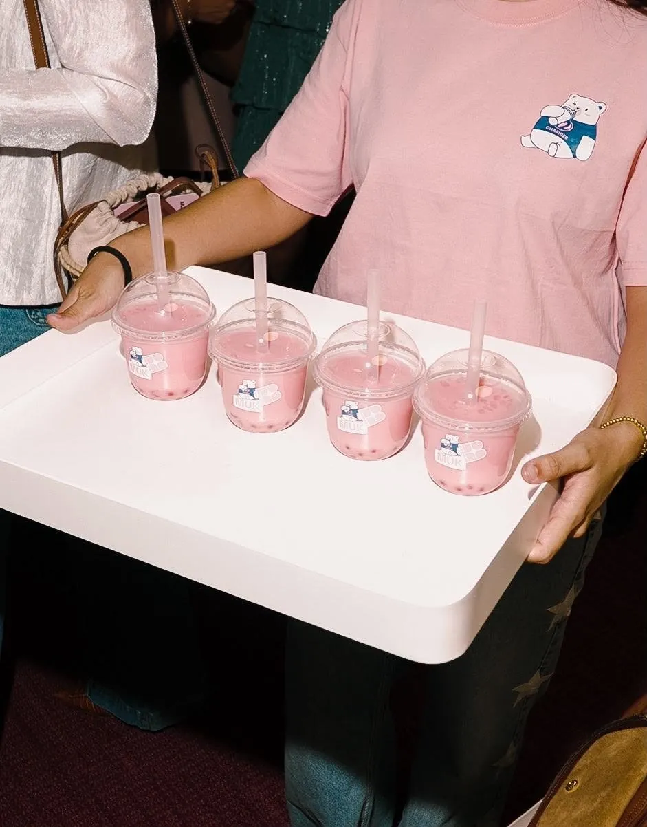 Una bandeja con cuatro bubble teas de Chashier servidos en un evento.